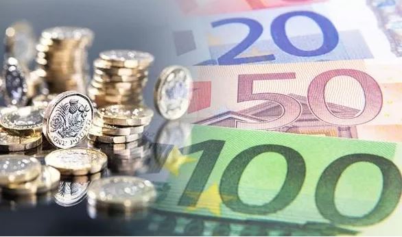 Pound to euro exchange rate: Sterling ‘holds steady’ - should you buy travel money?